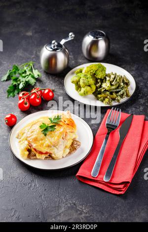 Table de dîner avec différents plats, menu fixe pour un déjeuner sain et nutritif au restaurant, déjeuner d'affaires Banque D'Images