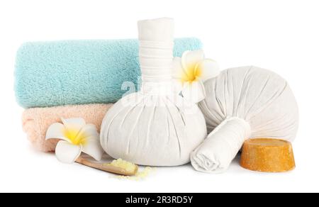 Sacs de massage aux herbes et autres produits de spa sur fond blanc Banque D'Images