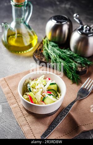 Table de dîner avec différents plats, menu fixe pour un déjeuner sain et nutritif au restaurant, déjeuner d'affaires Banque D'Images