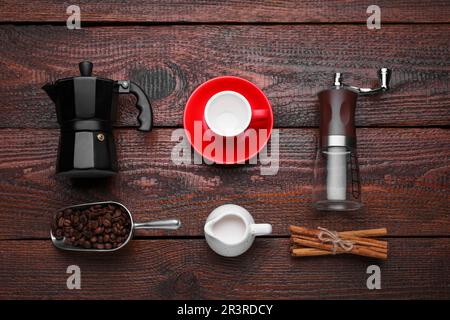 Composition de pose plate avec moulin manuel et cafetière geyser sur fond de bois Banque D'Images