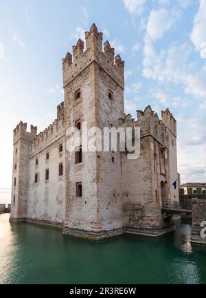 Sirmione, Italie - Château sur le lac de Garde. Bâtiment médiéval pittoresque sur l'eau Banque D'Images