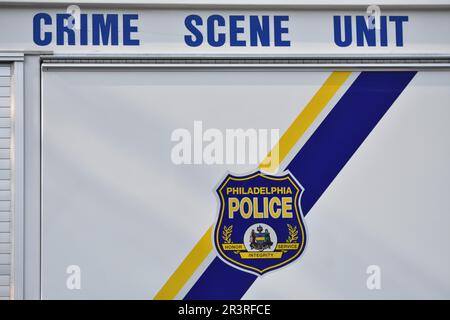 Philadelphie, États-Unis. 24th mai 2023. Logo de la police de Philadelphie sur le véhicule de l'unité de scène du crime sur la scène du crime. Une personne a tiré plusieurs fois et a déclaré mort à Philadelphie. À 3 h 01, heure de l'est, mercredi après-midi, sur North 67th Avenue, un homme noir de 35 ans a été abattu plusieurs fois sur le haut du corps et transporté à l'hôpital où il a été déclaré mort à 3 h 12, heure de l'est. Il n'y a pas d'arrestations et aucune arme n'a été récupérée. La police de Philadelphie enquête sur la fusillade. Crédit : SOPA Images Limited/Alamy Live News Banque D'Images