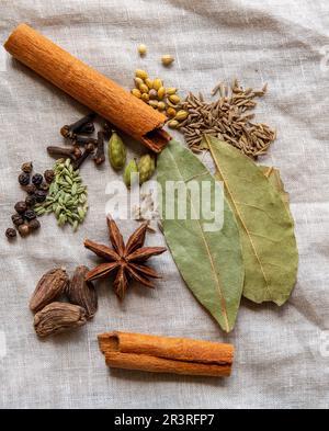 Épices colorées entières pour la confection du Garam Masala indien Banque D'Images