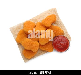 Délicieux nuggets de poulet avec ketchup isolé sur blanc, vue de dessus Banque D'Images