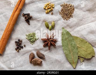 Épices colorées entières pour la confection du Garam Masala indien Banque D'Images