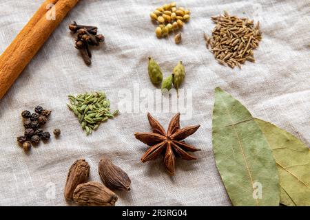 Épices colorées entières pour la confection du Garam Masala indien Banque D'Images