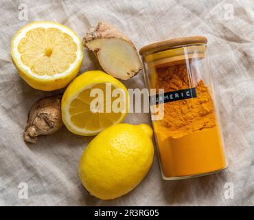 Gingembre frais et citron avec curcuma moulu Banque D'Images