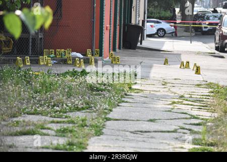 Philadelphie, États-Unis. 24th mai 2023. Plusieurs coques ont été vues sur la scène du crime. Une personne a tiré plusieurs fois et a déclaré mort à Philadelphie. À 3 h 01, heure de l'est, mercredi après-midi, sur North 67th Avenue, un homme noir de 35 ans a été abattu plusieurs fois sur le haut du corps et transporté à l'hôpital où il a été déclaré mort à 3 h 12, heure de l'est. Il n'y a pas d'arrestations et aucune arme n'a été récupérée. La police de Philadelphie enquête sur la fusillade. (Photo de Kyle Mazza/SOPA Images/Sipa USA) crédit: SIPA USA/Alay Live News Banque D'Images