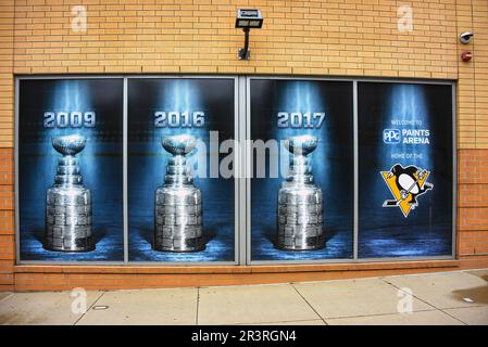 Pittsburgh, PA, Etats-Unis- 20 mai 2023: Affiches exposées à l'aréna des peintures PPG de trois des cinq coupes Stanley les pingouins de Pittsburgh ont gagné depuis qu'ils ont joi Banque D'Images