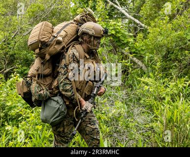 ÉTATS-UNIS Navy Hospital Corpsman 2nd Class MacKinley Goldthwaite, un corpsman du 1st Bataillon, 8th Marine Regiment, 2D Marine Division, dirige un mouvement tactique lors d'une évaluation de la préparation au combat du corps maritime (MCCRE) sur le camp Lejeune, en Caroline du Nord, au 21 mai 2023. Le MCCRE est conçu pour évaluer et certifier la capacité de lutte complète d'une unité en tant qu'unité la plus prête et la plus mortelle de la division. (É.-U. Photo du corps marin par le caporal Joshua Kumakaw de lance) Banque D'Images