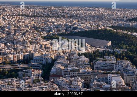 Vue panoramique d'Athènes depuis la colline du Lycabette au coucher du soleil - Grèce Banque D'Images