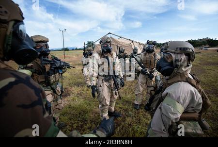 ÉTATS-UNIS Les aviateurs de la Force aérienne affectés au rassemblement de l'aile d'intervention en cas d'urgence 621st devant le centre des opérations tactiques, sous la posture de protection orientée mission 4, au cours d'un exercice d'entraînement conjoint à Schoonover Air Field, aux États-Unis Armée fort Hunter-Liggett, Californie, 6 mai 2023. L'exercice Storm Crow est un exercice de préparation à l'exception d'un exercice à plus grande échelle, Golden Phoenix, organisé par la base aérienne de Travis avec le soutien complet du spectre des unités partenaires pour inclure l'aile d'intervention en cas de crise 621st, la base conjointe McGuire dix Lakehurst, New Jersey, la base aérienne de réserve de mobilité aérienne de 349th Travis AFB, Califo Banque D'Images