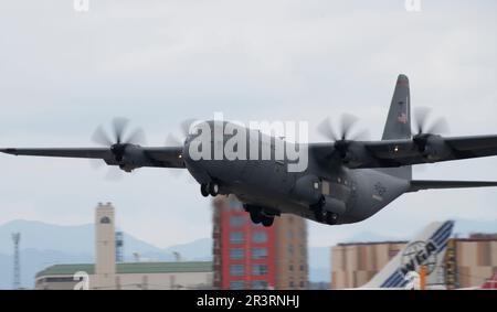 A ÉTATS-UNIS Le Super Hercules de la Force aérienne C-130J affecté au Escadron de transport aérien 36th prend son envol lors du Festival d'amitié américano-japonais 2023 à la base aérienne de Yokota, au Japon, en 21 mai 2023. Parachutistes des États-Unis Le Groupe des forces spéciales de l'armée 1st (Airborne), le Squadron des tactiques spéciales de l'USAF 320th et la Brigade aéroportée de l'Armée de terre du Japon 1st ont mené des démonstrations de saut en ligne statique pour montrer leurs capacités pendant le festival. Au cours de ce festival de deux jours, 193 000 participants sont venus à Yokota pour assister à l'événement. Le festival vise à accroître les relations bilatérales entre les États-Unis et J Banque D'Images