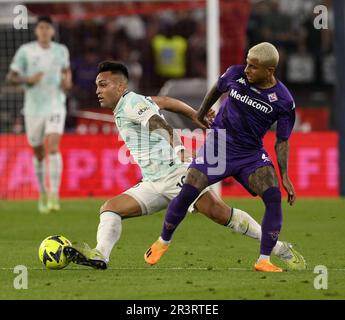 Rome, Italie. 24th mai 2023. Lautaro Martinez (L) du FC Inter rivalise avec le Dodo de Fiorentina lors du match final de la coupe italienne entre le FC Inter et Fiorentina à Rome, en Italie, sur 24 mai 2023. Credit: Augusto Casasoli/Xinhua/Alamy Live News Banque D'Images