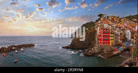 Magnifique été Manarola - l'un des cinq célèbres villages du Parc National des Cinque Terre en Ligurie, Italie. Les gens ne sont pas reconnaissances Banque D'Images