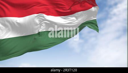 Le drapeau national de la Hongrie flotte dans le vent par temps clair Banque D'Images