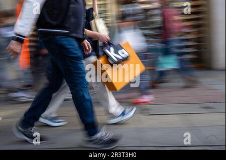 Berlin, Allemagne. 19th mai 2023. Les personnes qui ont des sacs de shopping se promènent devant les magasins de la Tauentzienstrasse. Credit: Monika Skolimowska/dpa/Alay Live News Banque D'Images