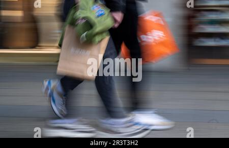 Berlin, Allemagne. 19th mai 2023. Les personnes qui ont des sacs de shopping se promènent devant les magasins de la Tauentzienstrasse. Credit: Monika Skolimowska/dpa/Alay Live News Banque D'Images