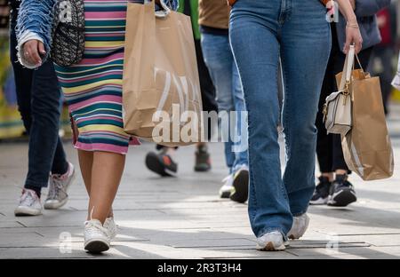 Berlin, Allemagne. 19th mai 2023. Les personnes qui ont des sacs de shopping se promènent devant les magasins de la Tauentzienstrasse. (À l'office fédéral de la statistique de dpa sur le produit intérieur brut, 1st trimestre 2023) crédit: Monika Skolimowska/dpa/Alamy Live News Banque D'Images