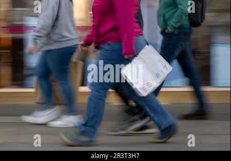 Berlin, Allemagne. 19th mai 2023. Les personnes qui ont des sacs de shopping se promènent devant les magasins de la Tauentzienstrasse. (À l'office fédéral de la statistique de dpa sur le produit intérieur brut, 1st trimestre 2023) crédit: Monika Skolimowska/dpa/Alamy Live News Banque D'Images