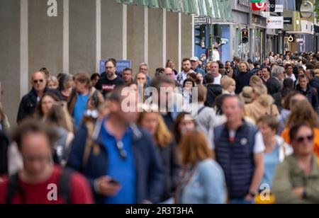 Berlin, Allemagne. 19th mai 2023. De nombreuses personnes se promènent devant les magasins de la Tauentzienstrasse. (À l'office fédéral de la statistique de dpa sur le produit intérieur brut, 1st trimestre 2023) crédit: Monika Skolimowska/dpa/Alamy Live News Banque D'Images