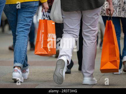 Berlin, Allemagne. 19th mai 2023. Les personnes qui ont des sacs de shopping se promènent devant les magasins de la Tauentzienstrasse. Credit: Monika Skolimowska/dpa/Alay Live News Banque D'Images