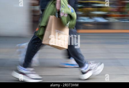 Berlin, Allemagne. 19th mai 2023. Les personnes qui ont des sacs de shopping se promènent devant les magasins de la Tauentzienstrasse. Credit: Monika Skolimowska/dpa/Alay Live News Banque D'Images