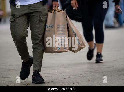 Berlin, Allemagne. 19th mai 2023. Un homme avec plein de sacs de shopping passe devant les magasins de Tauentzienstraße. Credit: Monika Skolimowska/dpa/Alay Live News Banque D'Images