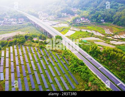 ANQING, CHINE - 25 MAI 2023 - On voit des collines vertes, des routes et des panneaux photovoltaïques solaires dans le village de Tengyun, la ville d'Anqing, la province d'Anhui, en Chine, au 2 mai Banque D'Images