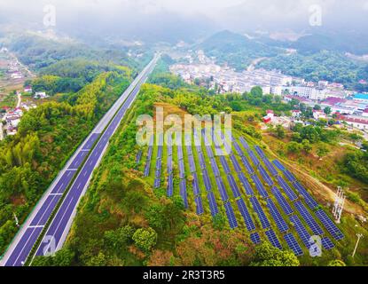 ANQING, CHINE - 25 MAI 2023 - On voit des collines vertes, des routes et des panneaux photovoltaïques solaires dans le village de Tengyun, la ville d'Anqing, la province d'Anhui, en Chine, au 2 mai Banque D'Images