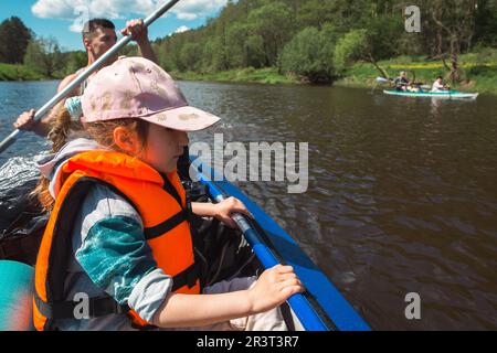 Excursion en kayak en famille. Père et fille, et couple de personnes âgées et seniora bateau à rames sur la rivière, une randonnée dans l'eau, un été un Banque D'Images