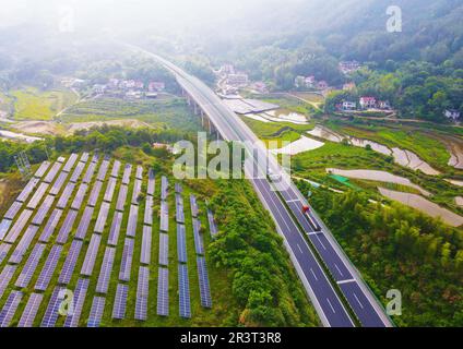 ANQING, CHINE - 25 MAI 2023 - On voit des collines vertes, des routes et des panneaux photovoltaïques solaires dans le village de Tengyun, la ville d'Anqing, la province d'Anhui, en Chine, au 2 mai Banque D'Images