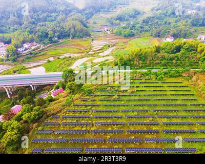 ANQING, CHINE - 25 MAI 2023 - On voit des collines vertes, des routes et des panneaux photovoltaïques solaires dans le village de Tengyun, la ville d'Anqing, la province d'Anhui, en Chine, au 2 mai Banque D'Images