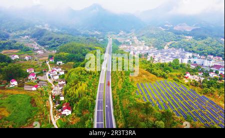 ANQING, CHINE - 25 MAI 2023 - On voit des collines vertes, des routes et des panneaux photovoltaïques solaires dans le village de Tengyun, la ville d'Anqing, la province d'Anhui, en Chine, au 2 mai Banque D'Images
