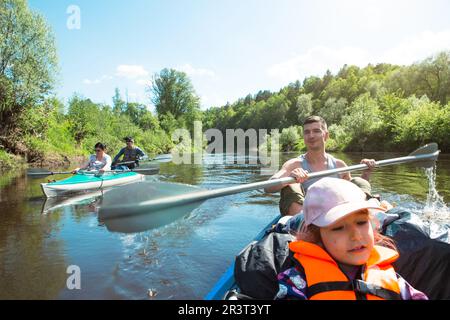 Excursion en kayak en famille. Père et fille, et couple de personnes âgées et seniora bateau à rames sur la rivière, une randonnée dans l'eau, un été un Banque D'Images