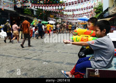 Des éclaboussures d'eau pendant les célébrations de Songkran (nouvel an thaïlandais) sur Khaosan Road, Banglamphu, Bangkok, Thaïlande. Banque D'Images