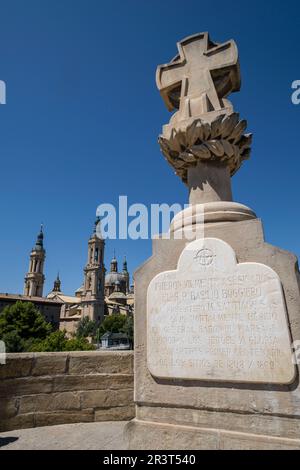 Monumento a otros héroes de los Sitios, Ricardo Magdalena, 1908, Puente de Piedra sobre el rio Ebro y Basílica de Nuestra Señora del Pilar, Saragosse, Aragón, Espagne, Europe. Banque D'Images