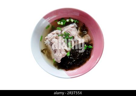 Découpe de la soupe d'os de porc bouillie avec algues sur blanc isolé. Banque D'Images