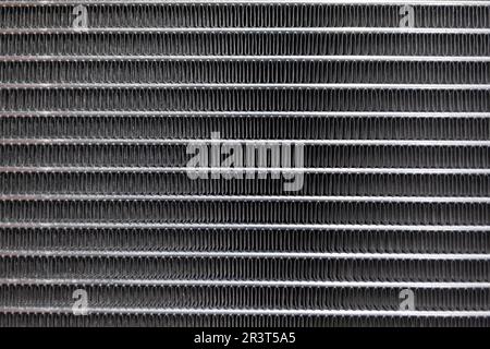 Texture d'un radiateur de voiture. Arrière-plan du refroidisseur du moteur. Style vintage. Grille de radiateur pour chauffage intérieur de voiture, climatiseur, gros plan. Réparation du radiateur Banque D'Images