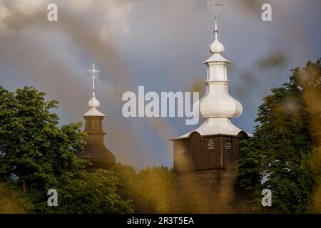 Église de San Miguel Arcángel, Brunary, 17th siècle. Site du patrimoine mondial, entièrement construit en bois, petite Pologne, Carpates, Pologne, Europe. Banque D'Images