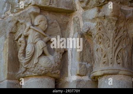 Antigua portada del Hospital de San Juan de Acre en el cementerio municipal, estilo románico, Navarrete, La Rioja, Espagne. Banque D'Images