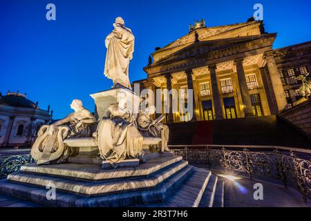 Monumento a Schiller frente al Konzerthaus y Deutscher Dom (Catedral Alemana). Gendarmenmarkt (Mercado de los gendarmes) , Berlin, Alemania, europe. Banque D'Images