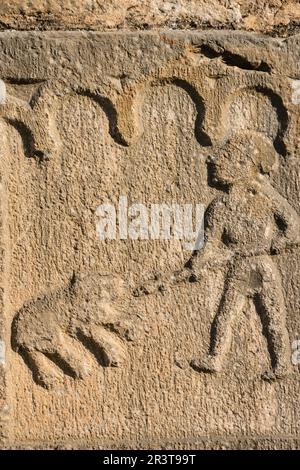 Soulager del escudo de Hecho en la fachada de la iglesia de San Martín , siglo XIX, valle de Hecho, pirineo aragones,Huesca,Espagne. Banque D'Images