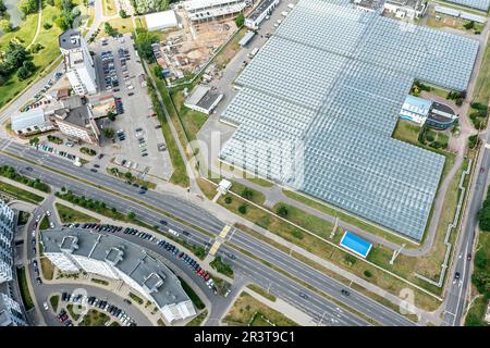 serres agricoles industrielles pour la culture de légumes. vue aérienne sur le paysage urbain le jour de l'été. Banque D'Images