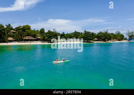 Couple en kayak dans la forêt de mangroves de Phuket en Thaïlande Banque D'Images