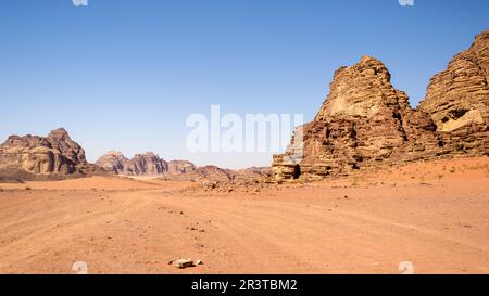 Wadi Rum (Vallée de la Lune), dans le sud de la Jordanie, est un site classé au patrimoine mondial de l'UNESCO connu pour ses dunes de sable rouge et ses étonnantes formations rocheuses Banque D'Images