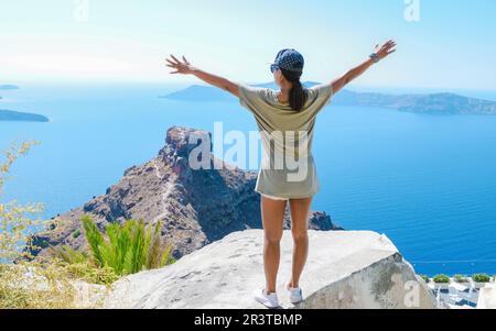 Bonne femme asiatique visitez Oia Santorini Grèce pendant l'été avec des maisons blanchies à la chaux et des églises Banque D'Images