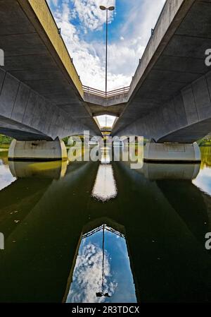 Pont de la B 54 au-dessus de l'Aasee, Muenster, Rhénanie-du-Nord-Westphalie, Allemagne, Europe Banque D'Images