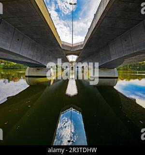 Pont de la B 54 au-dessus de l'Aasee, Muenster, Rhénanie-du-Nord-Westphalie, Allemagne, Europe Banque D'Images