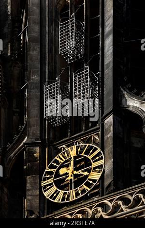 Les paniers d'origine sur la tour de l'église Sankt Lamberti avec l'horloge de la tour de l'église, Muenster Banque D'Images